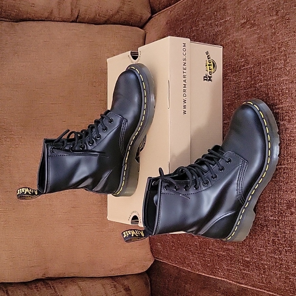 NEW DR. MARTENS SMOOTH COMBAT BOOTS